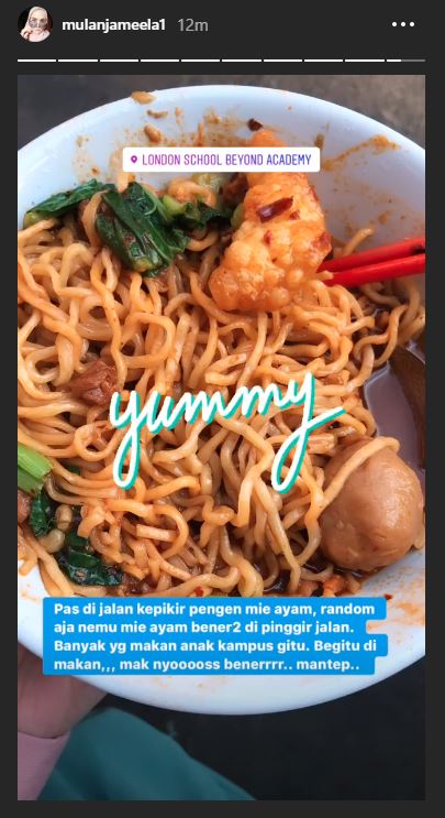 Mulan Jameela makan mi ayam di warung pinggir jalan
