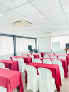 Ruang bilik seminar Karang Timur Hotel dari sudut hadapan
