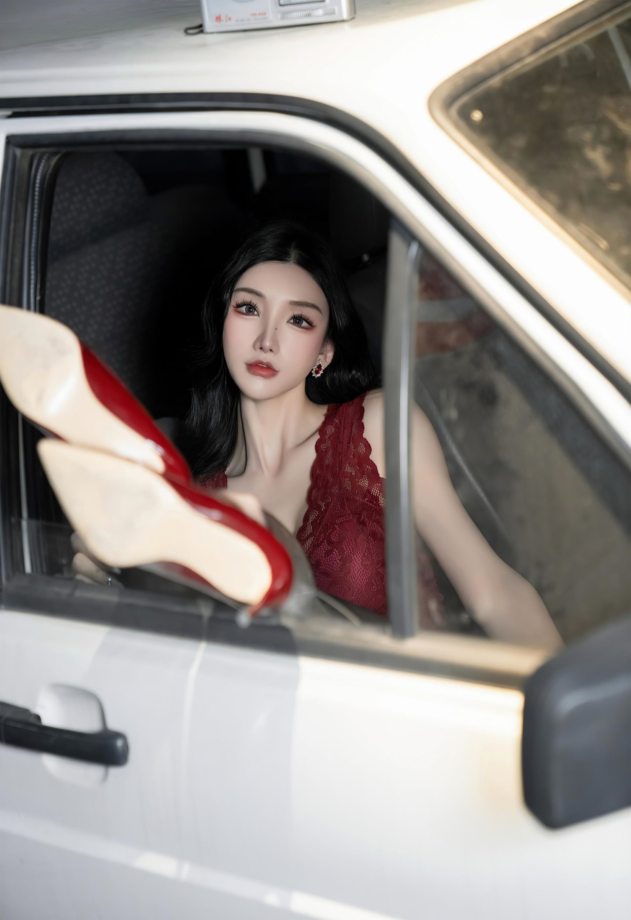 周于希《极品车模》写真，红黑拼接蕾丝上衣与黑色短裙，优雅与性感插图6