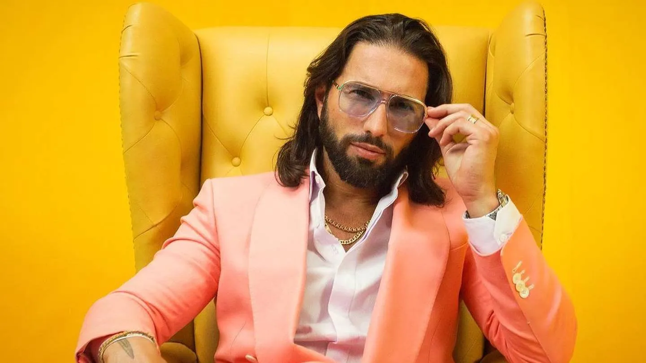 Poncho de Nigris arma polémica por recomendar tener parejas 13 años más jóvenes