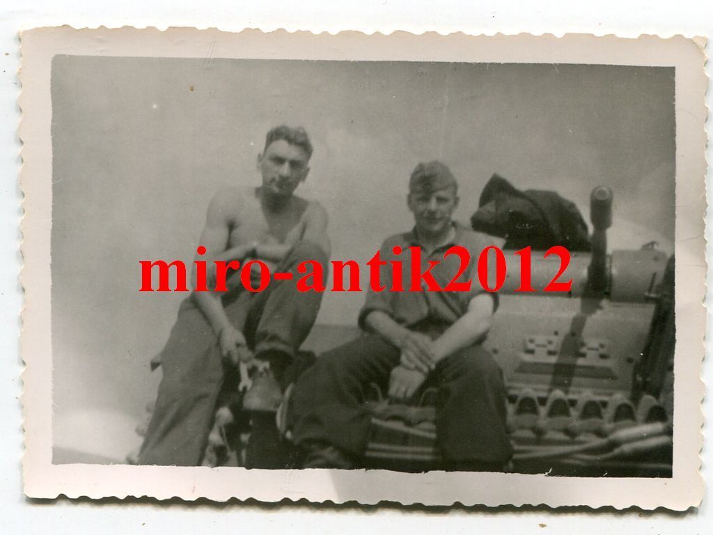 Foto, Panzer-Regiment 10, Panzermänner am Panzer