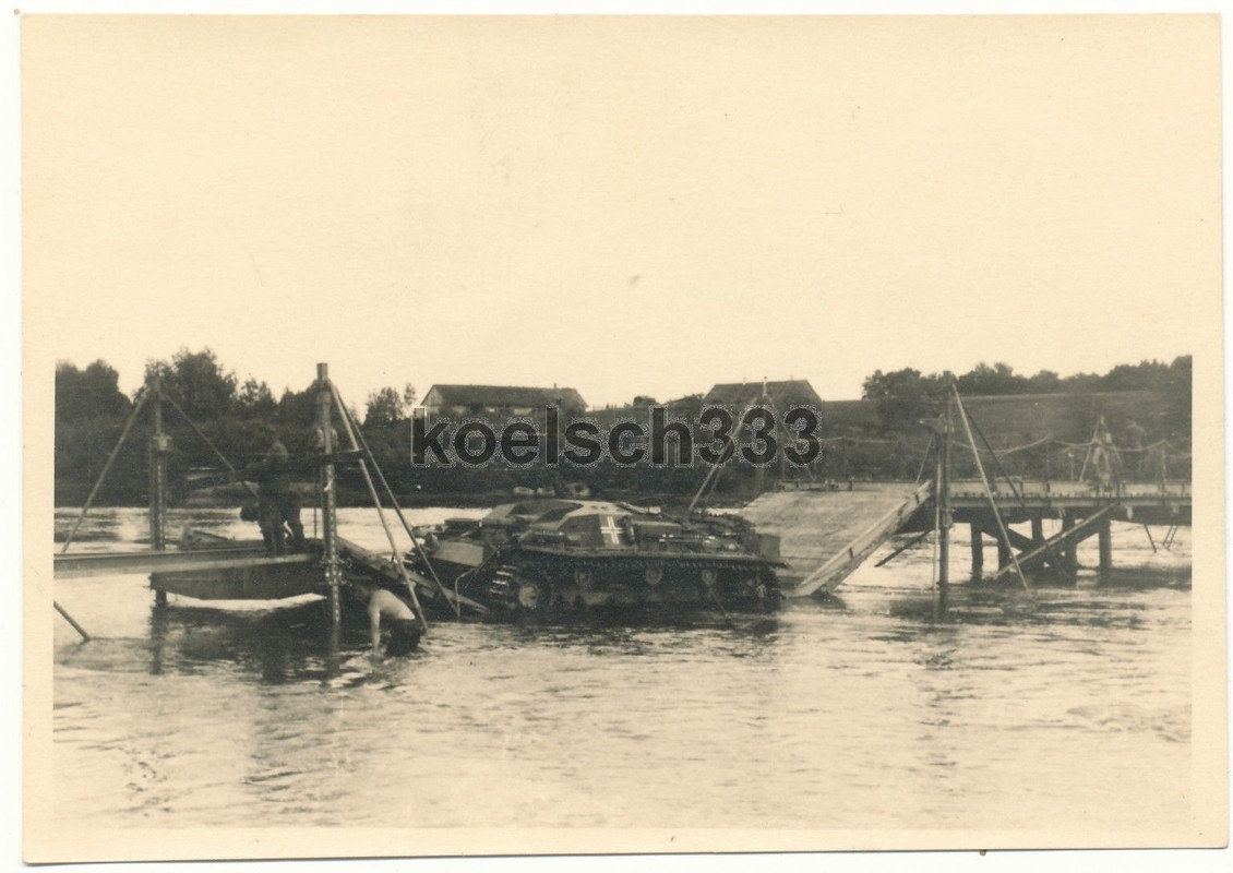 Foto Sturmgeschütz Panzer auf Wilia Kriegsbrücke eingebrochen