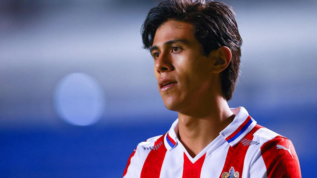 José Juan Macías, baja sensible para Chivas ante Toluca por lesión muscular