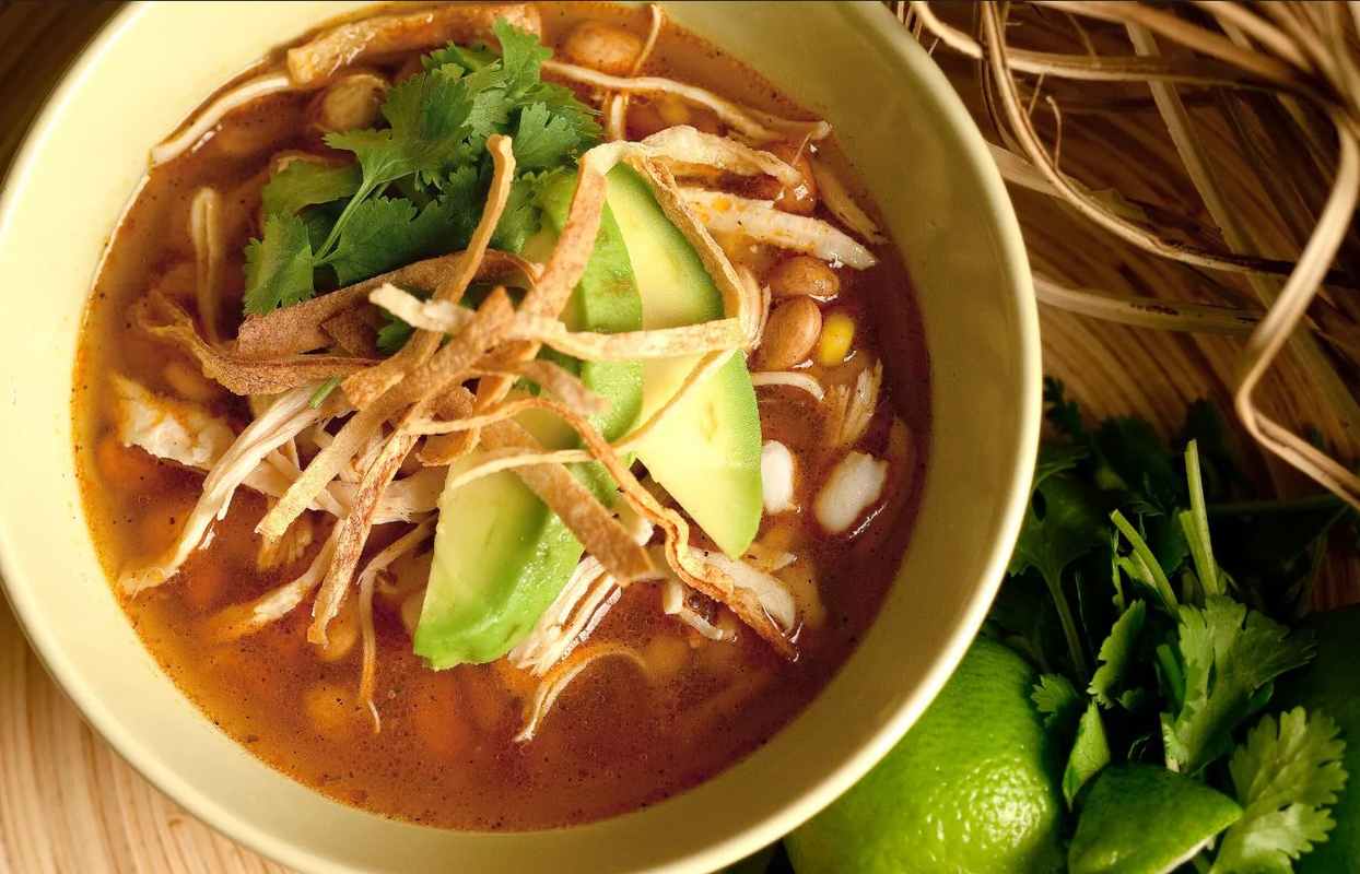 ¿Buscas una receta barata? Prepara una sopa de tortilla como en la cocina mexicana