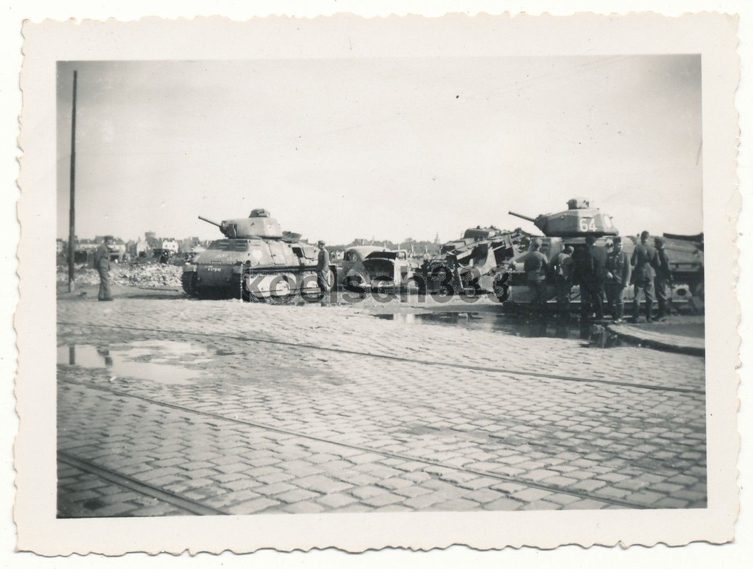 Foto französische SOMUA Panzer und Fahrzeug Wrac