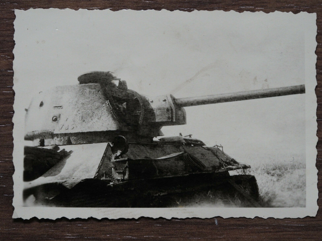 original Foto zerstörter Panzer.