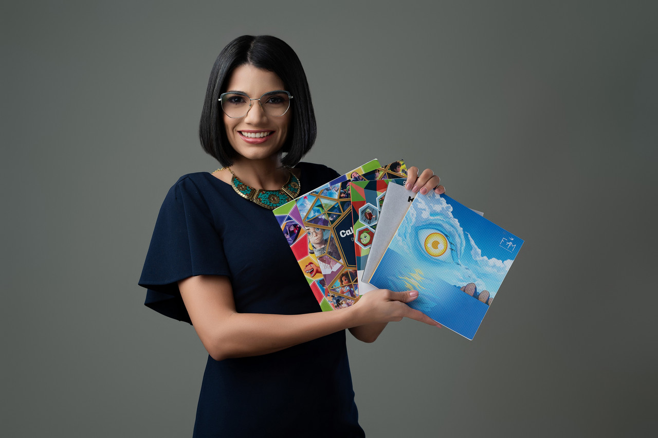 Keila González Báez con sus libros