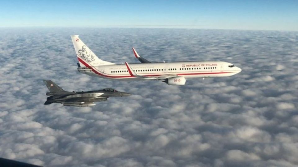 Selección de Polonia viaja a Qatar escoltada por aviones militares, tras tensiones políticas