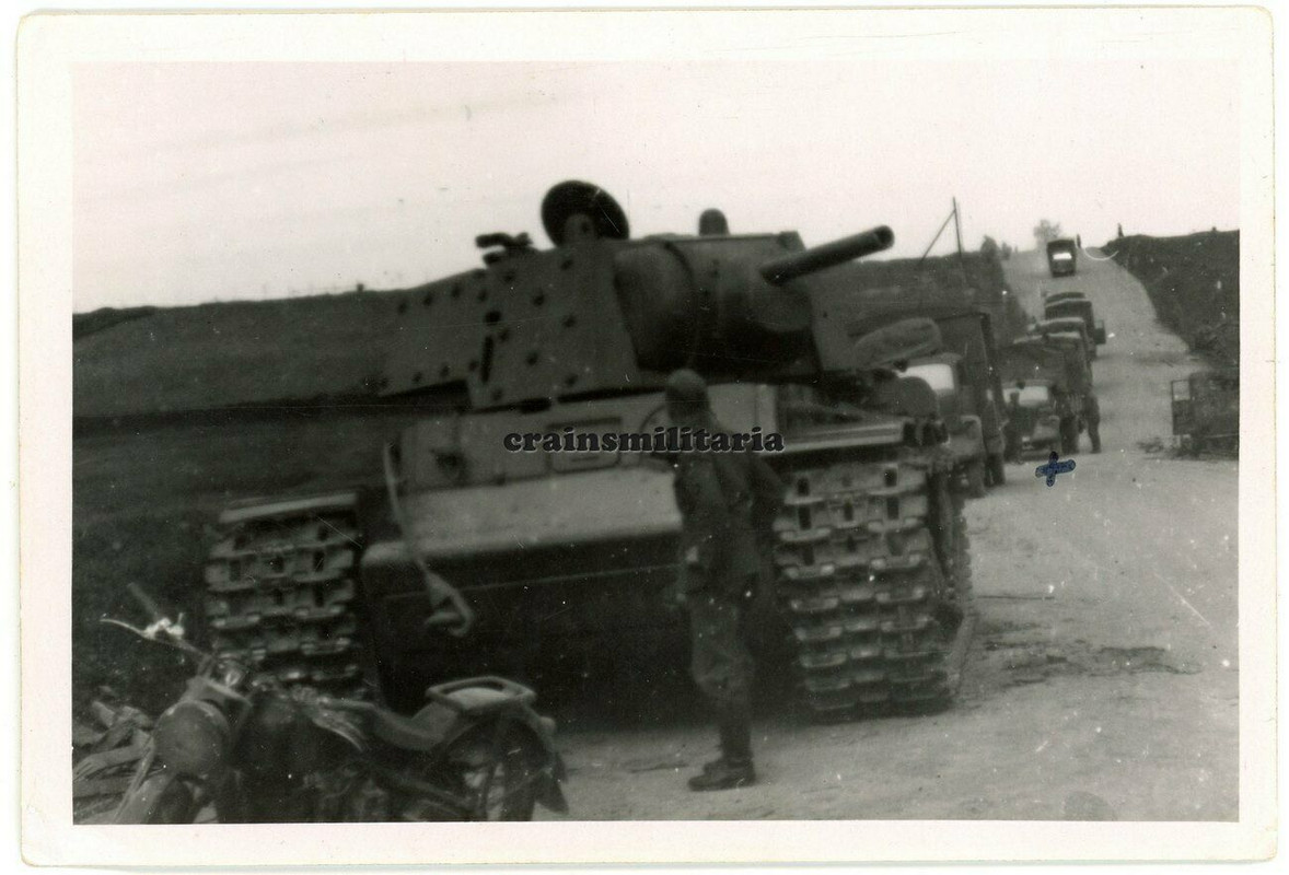 Orig. Foto zerstörte russ. Beute Panzer KW-1 KV-1 Tank in Nord Russland 1941