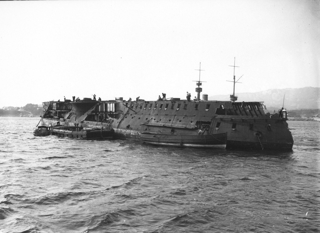 MN-Redoutable-siendo-desmantelado-en-Toulon-en-1912.jpg