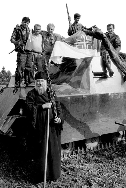 Filaret-Mi-evi-sa-pu-komitraljezom.jpg