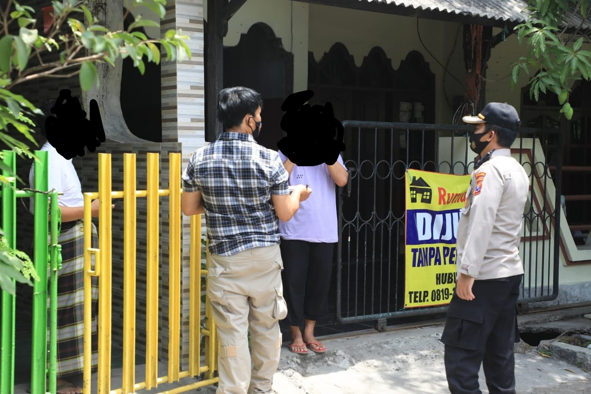 Forkopimda Jatim Tim Covid Hunter dan Tim Negosiator melakukan koordinasi, negosiasi dengan keluarga dan tetangga pasien Covid-19
