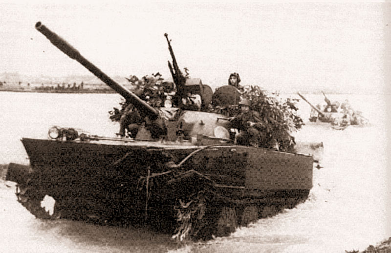 Vietnami-Type-63-harckocsijai-partra-sz-ll-sa-Kambodzsa-inv-zi-ja-idej-n-1979.jpg