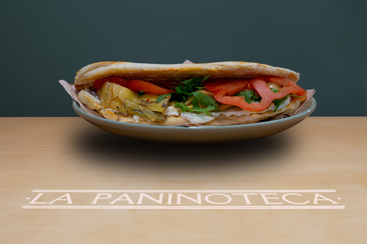 37 Carciofini, caprino al vino bianco, pomodori, rucola e origano