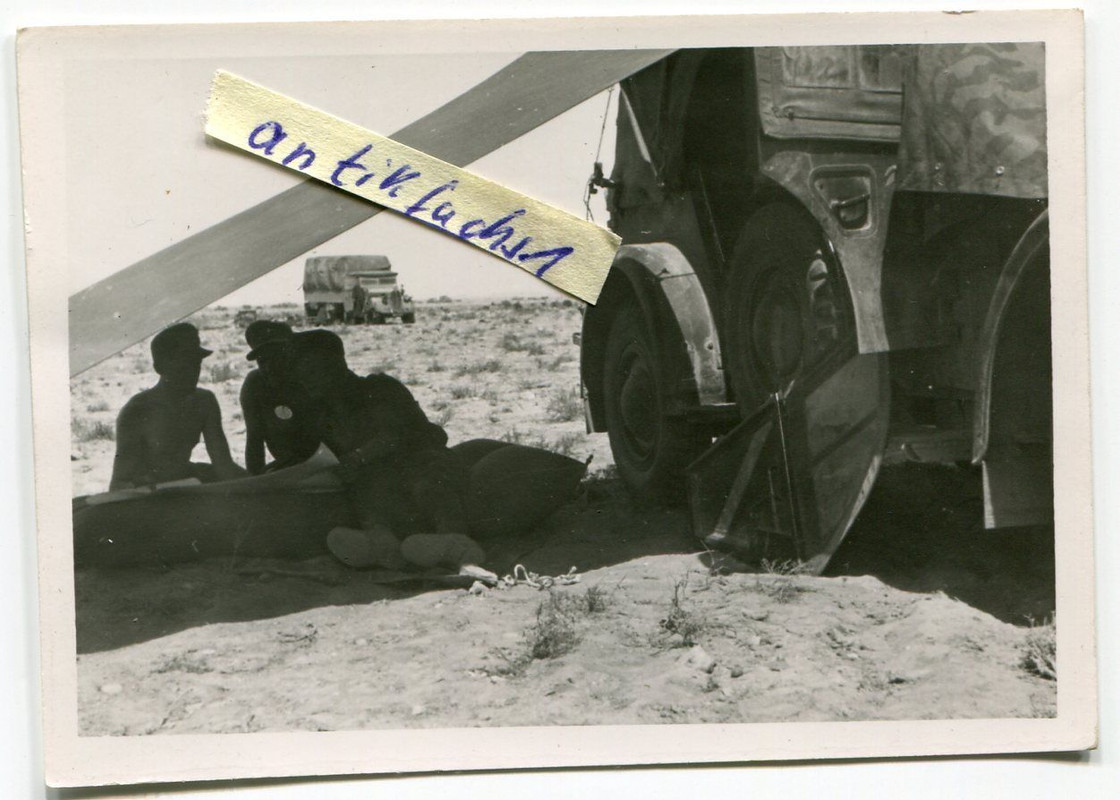 Kübelwagen mit S-Plane und Beute-LKW in Afrika b