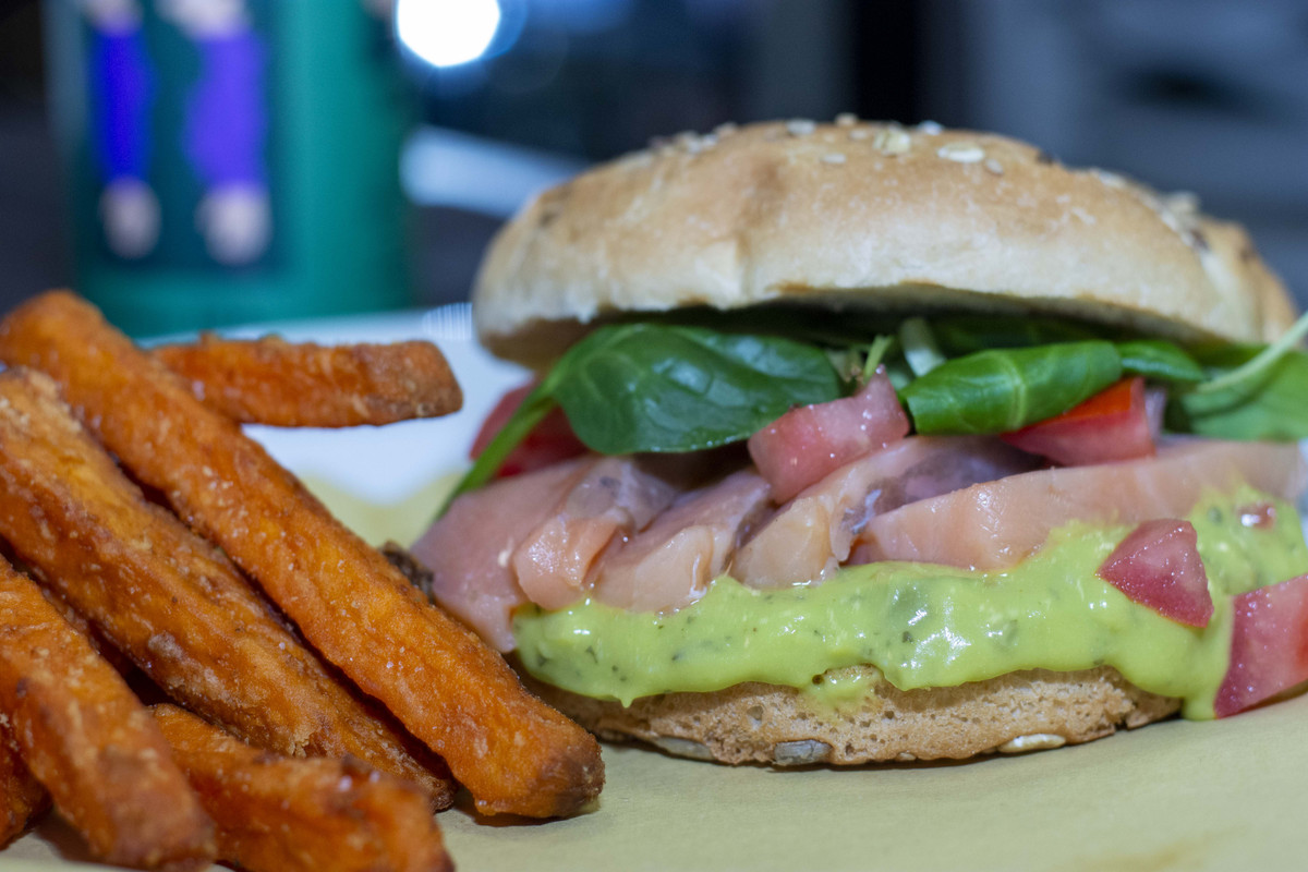 Panino con sashimi di salmone