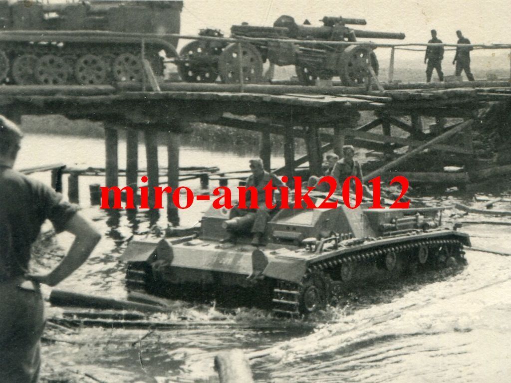 Foto, Sturmgeschütz bei Durchfahrt durch die Des