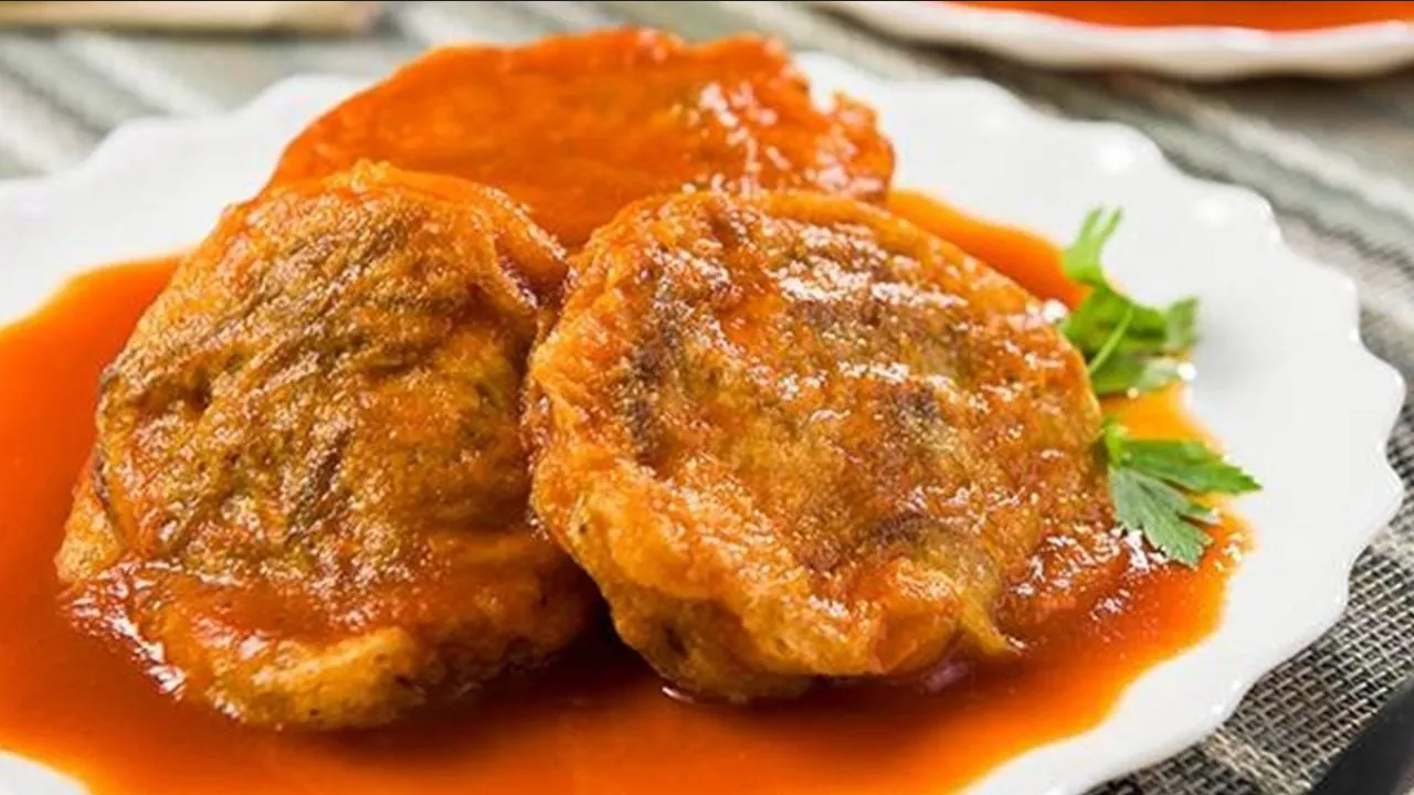Esta es la receta económica para hacer tortitas de pollo en caldillo de jitomate