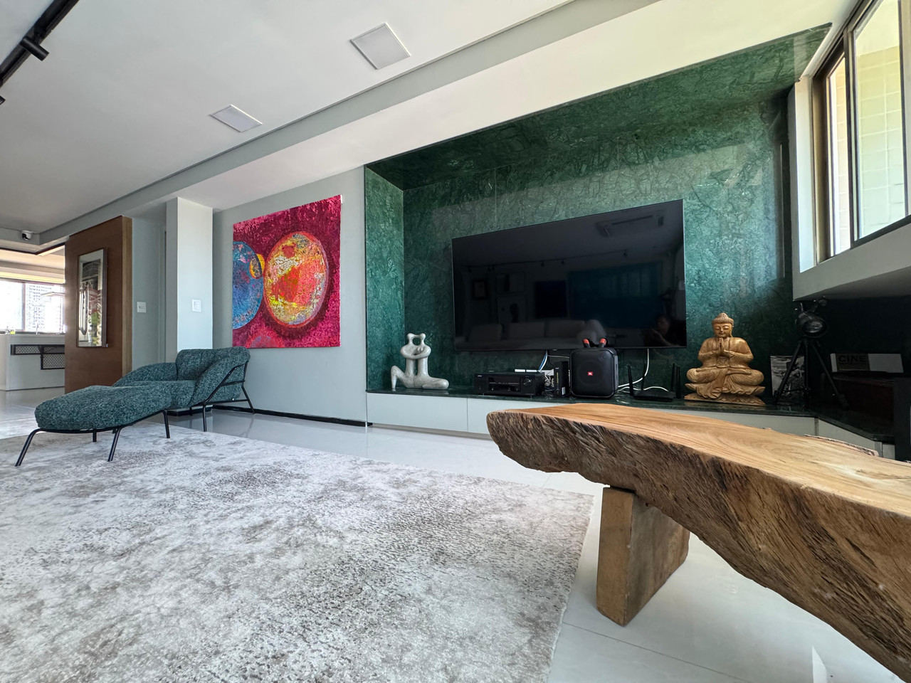 Sala de estar com revestimento em mármore verde guatemala, projeto residencial de alto padrão em Recife
