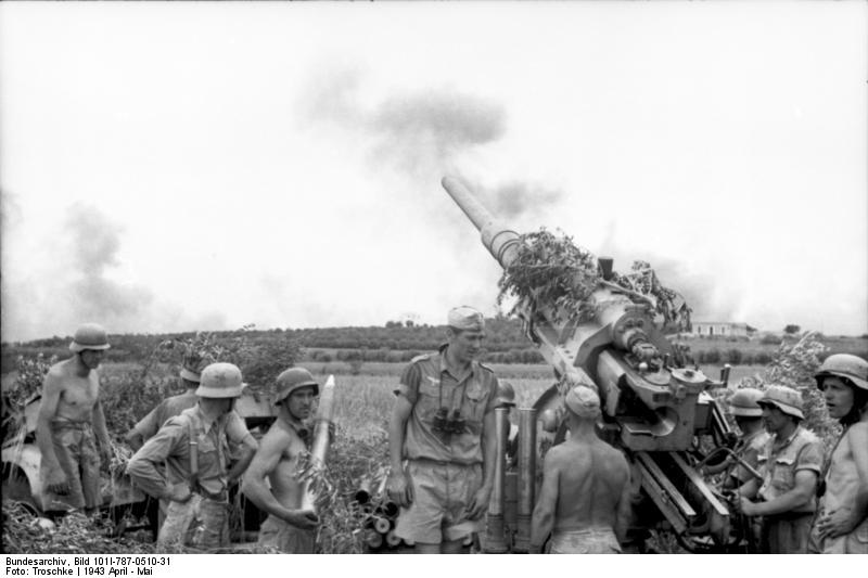 Posición de artillería Flak 88 en acción. Túnez, África del Norte. Abril de 1943 Posición de artillería Flak 88 en acción. Túnez, África del Norte. Abril de 1943