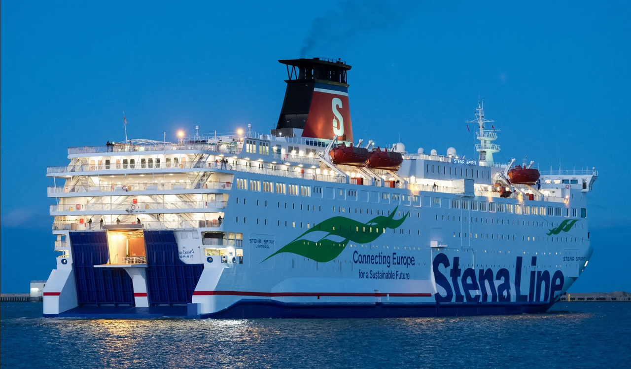 Rescatan a madre e hijo de siete años tras caer por la borda de un ferry