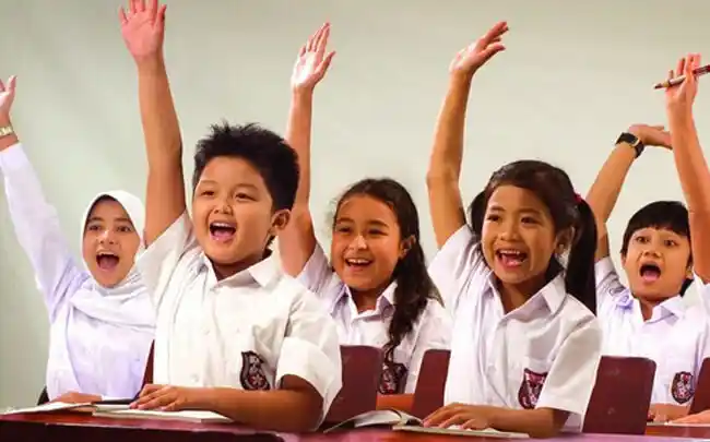 Siswa sedang belajar dengan tutor Bimbel Excellence