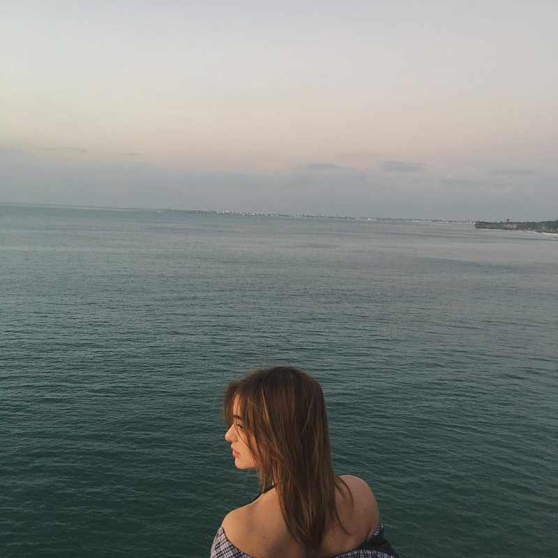 Potret cantik Nora Alexandra saat liburan menjelajahi pantai.