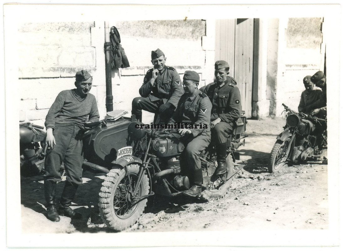 Orig Foto Kradmelder mit Belgien Beute Motorrad 223.ID Wappen in Frankreich 1940 (3)