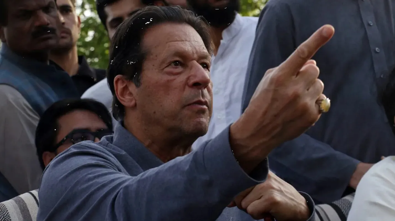 Imran Khan, ex primer ministro de Pakistán fue herido de bala