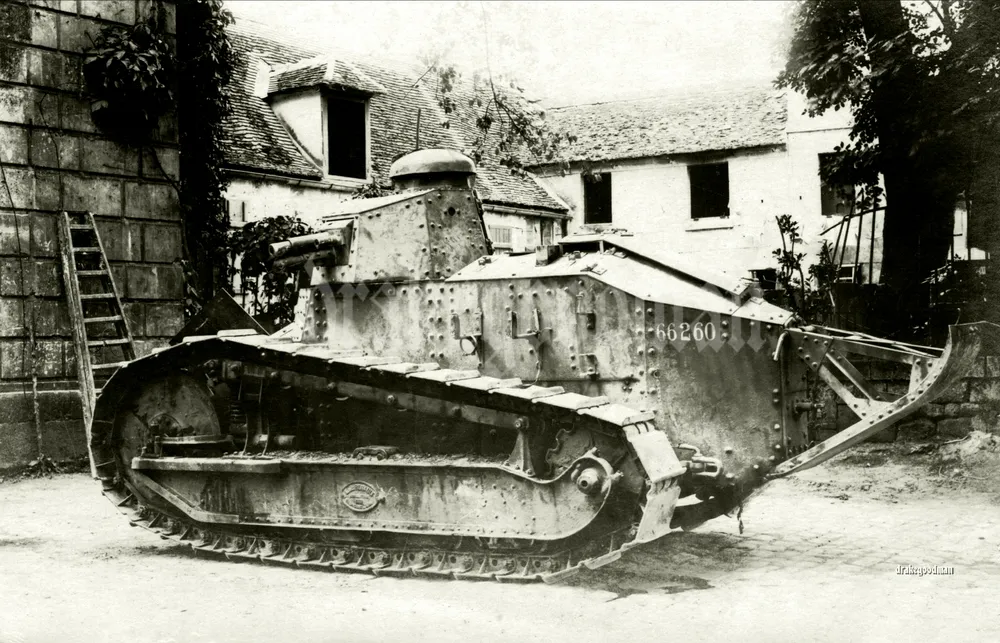 FT-17 entre-deux-guerres et Seconde Guerre mondiale - Page 2 Renault-FT-fran-aise-captur-e-par-l-arm-e-imp-riale-allemande-le-31-mai-1918