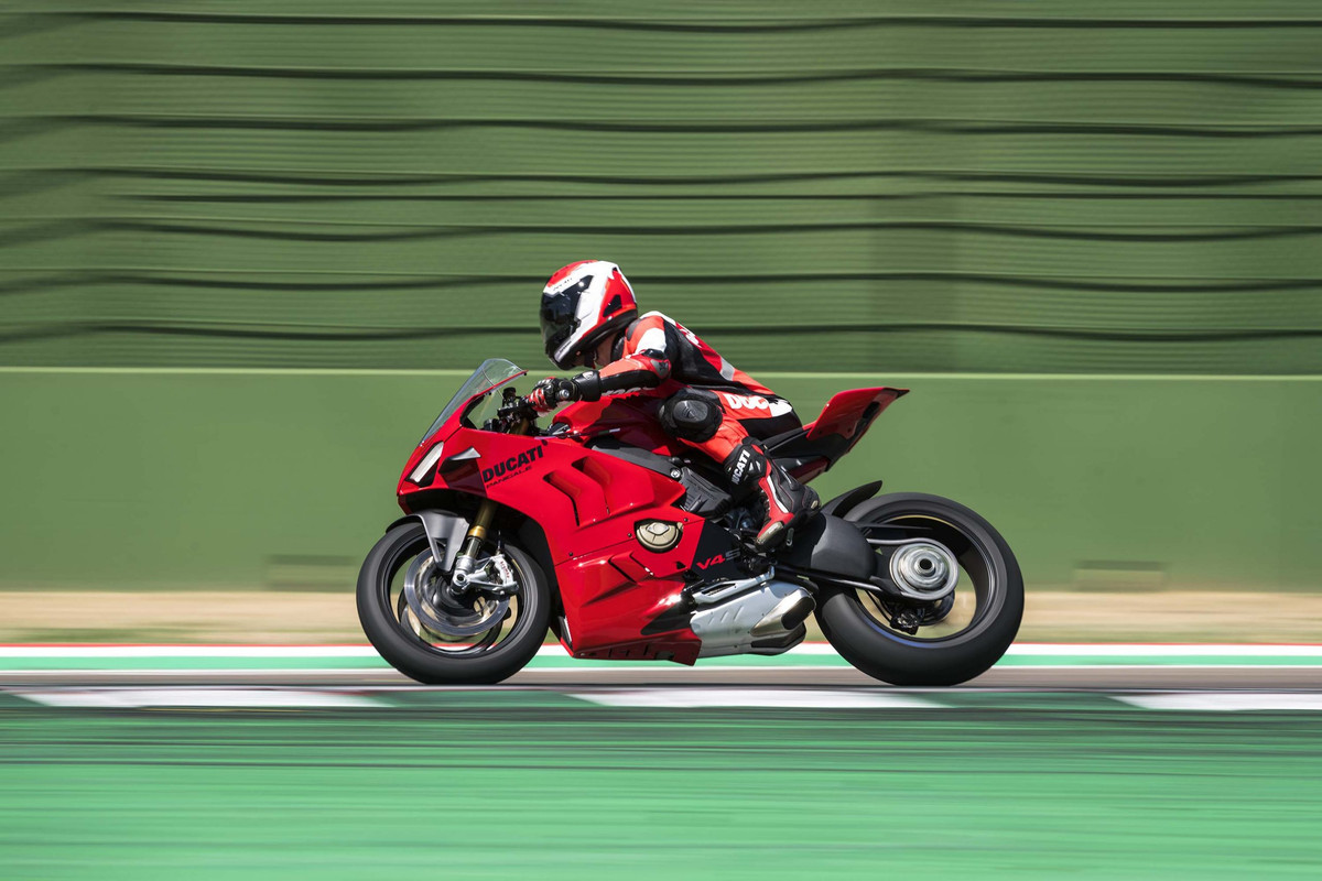 Фотографии Ducati Panigale V4 2022