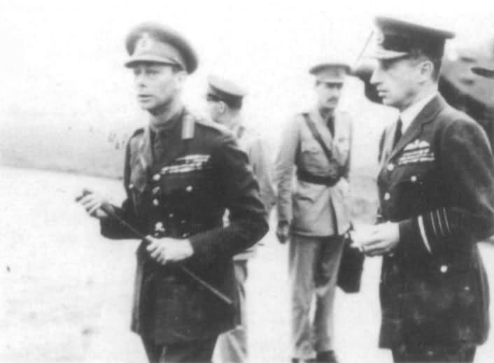 El Rey George VI, con uniforme del Ejército, con Portal en junio de 1943 El Rey George VI, con uniforme del Ejército, con Portal en junio de 1943