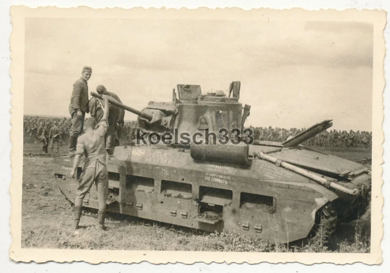 Foto abgeschossener englischer Matilda II Panzer in Russland Lend Lease Tank