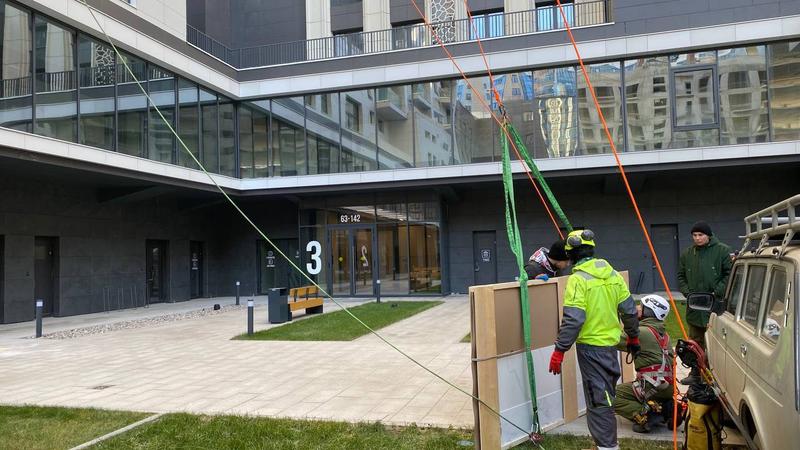 Подъём груза по фасаду верёвочной системой — такелажные работы в Самаре