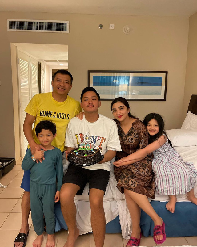 Momen seru keluarga The Hermansyah rayakan ulang tahun Azriel saat menikmati liburan di Meksiko.
