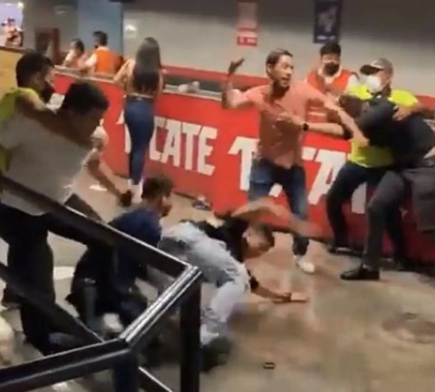 Aficionados pelean en juego inaugural de LMP y dentro del estadio de Sultanes