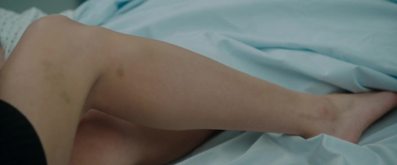 LEGS-COOL-Zoey-Deutch-4