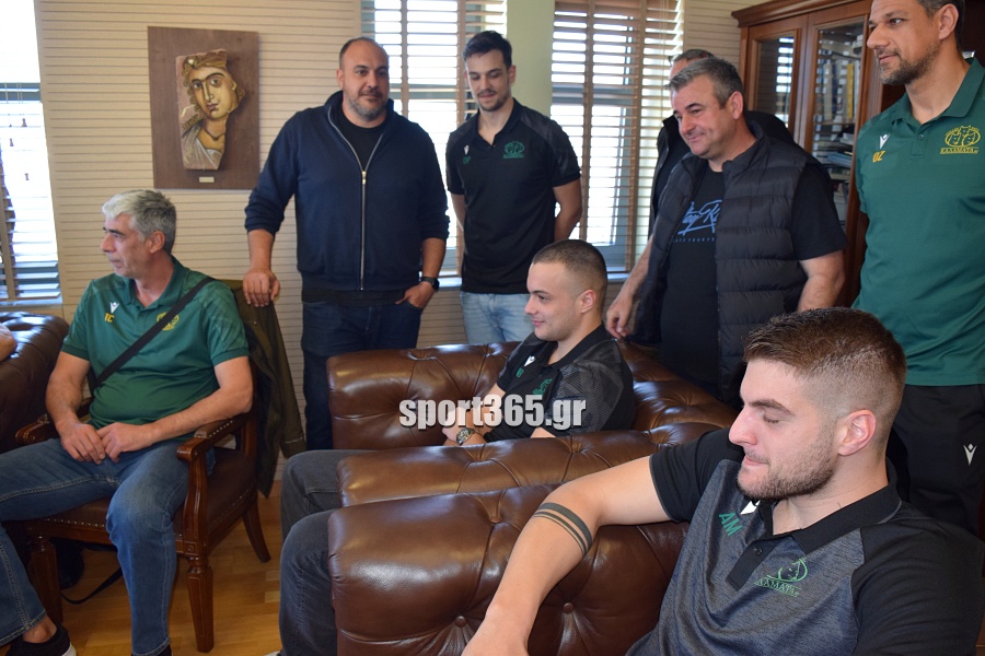 , Οι θριαμβευτές της Καλαμάτας ’80 στο Δημαρχείο: Η πόλη υποκλίθηκε στους πρωταθλητές! – «Να γιορτάσουμε και για την Μαύρη Θύελλα» (φωτο & βίντεο)