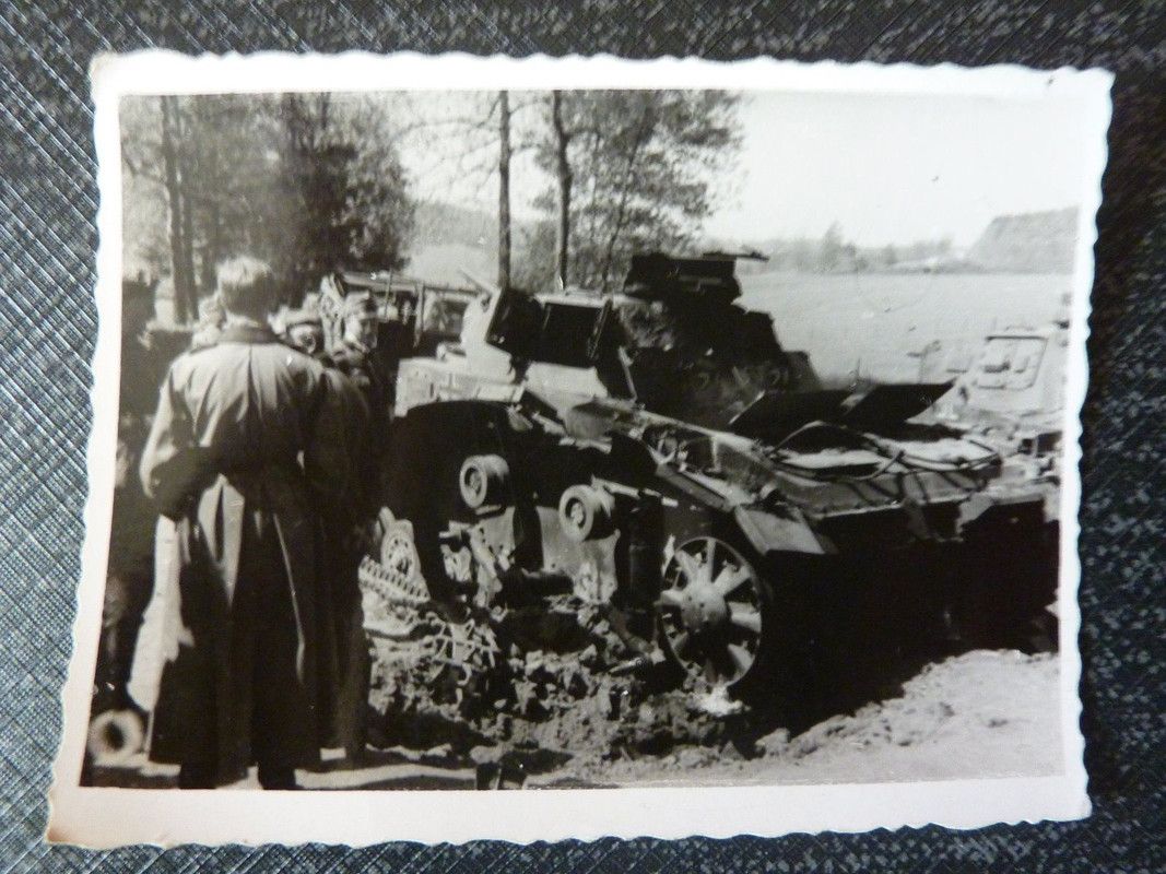 Zerstörter Panzer und Soldaten