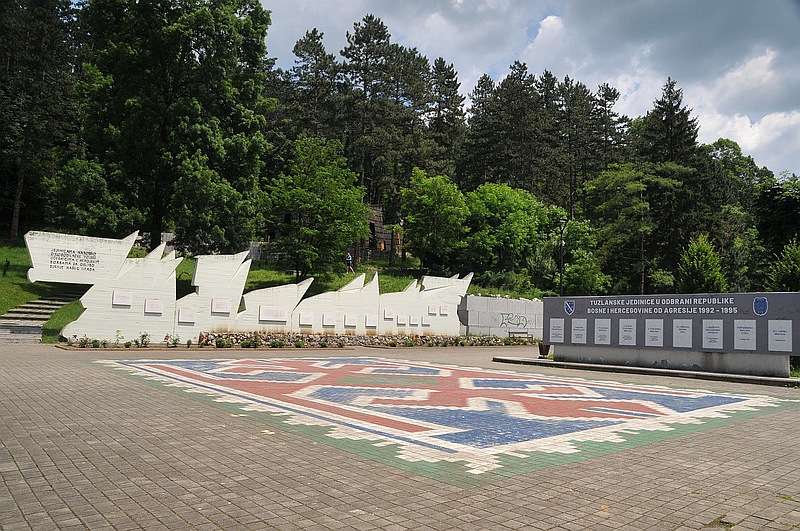 Zapisi iz Bosne Tuzla-Slana-Banja-spomenik-borcima-NOB-i-rata-1991-1995-438-112