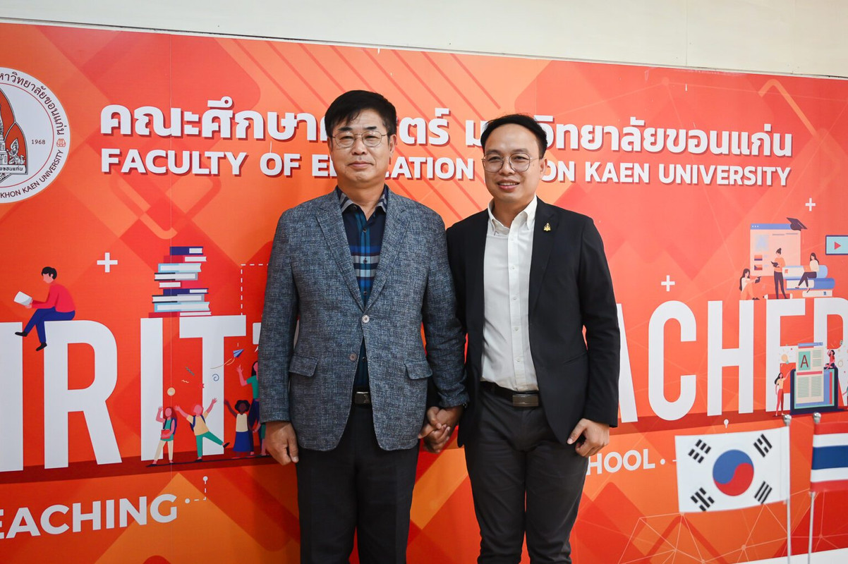 รศ.ดร.อิศรา ก้านจักร (ขวา)-Mr.Lee Dong wook (ซ้าย)