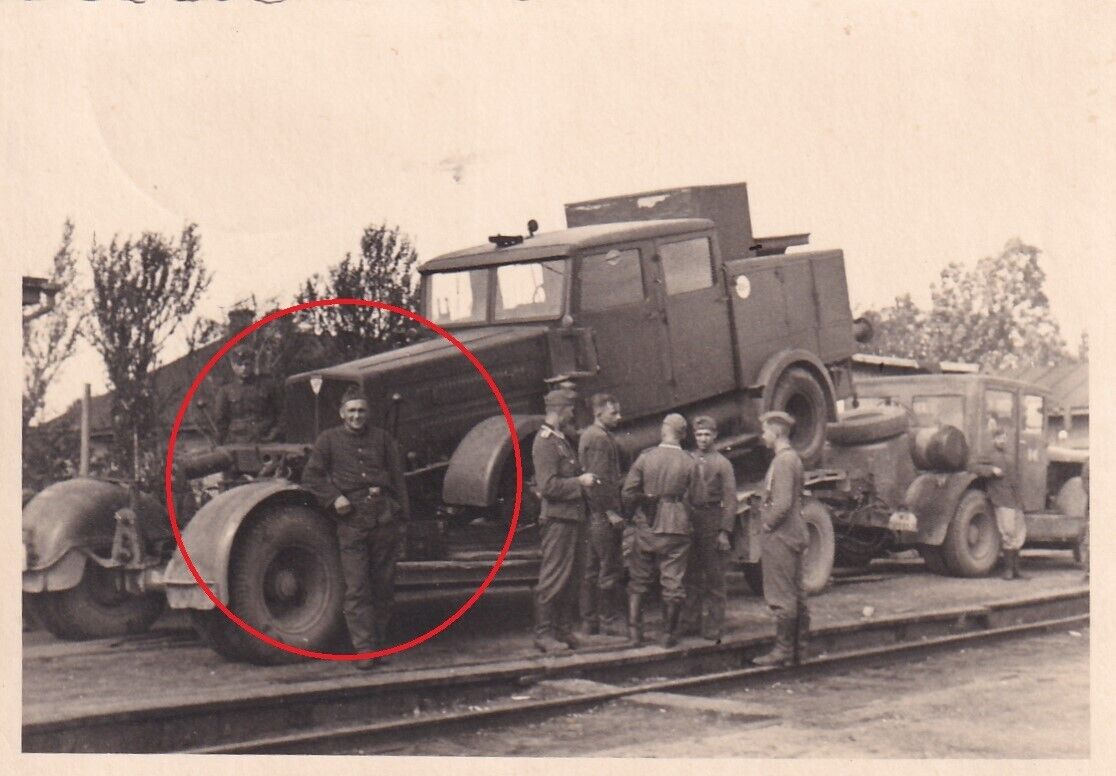 Schwere FAUN Zugmaschine LKW für Schiene und Straße auf Tieflader WK2