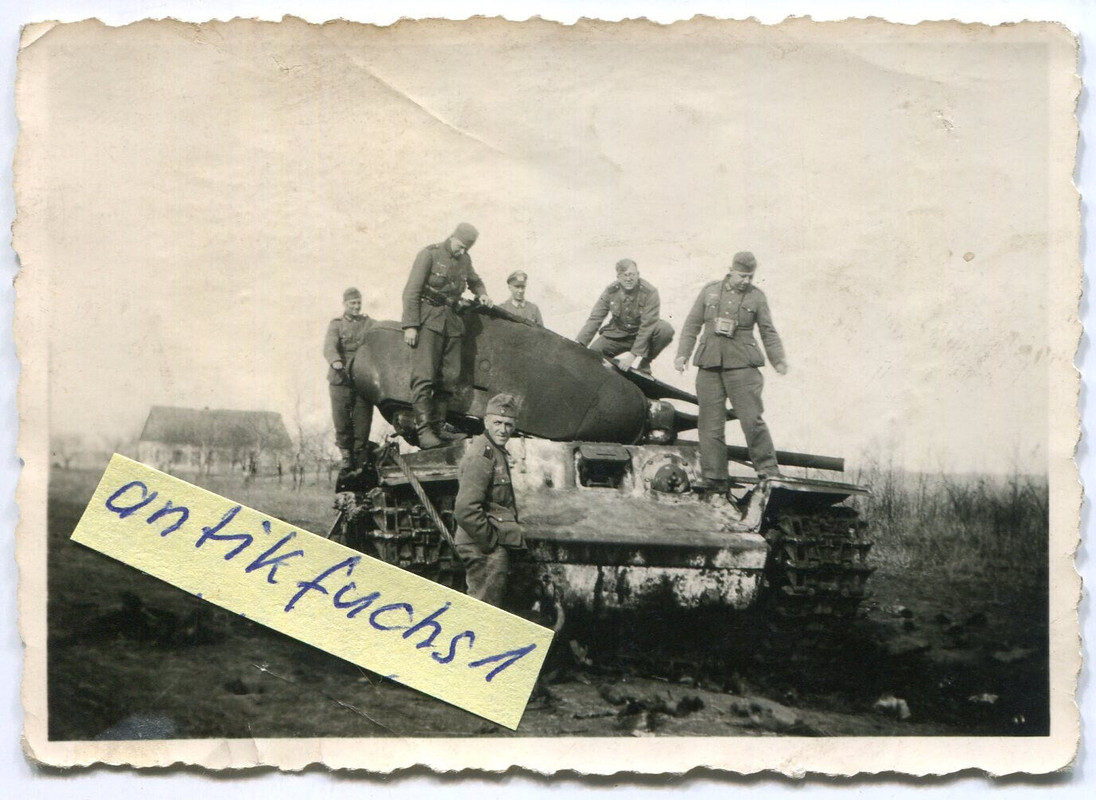 schwerer T-34 Panzer aus Rußland mit Volltreffer im 2.WK
