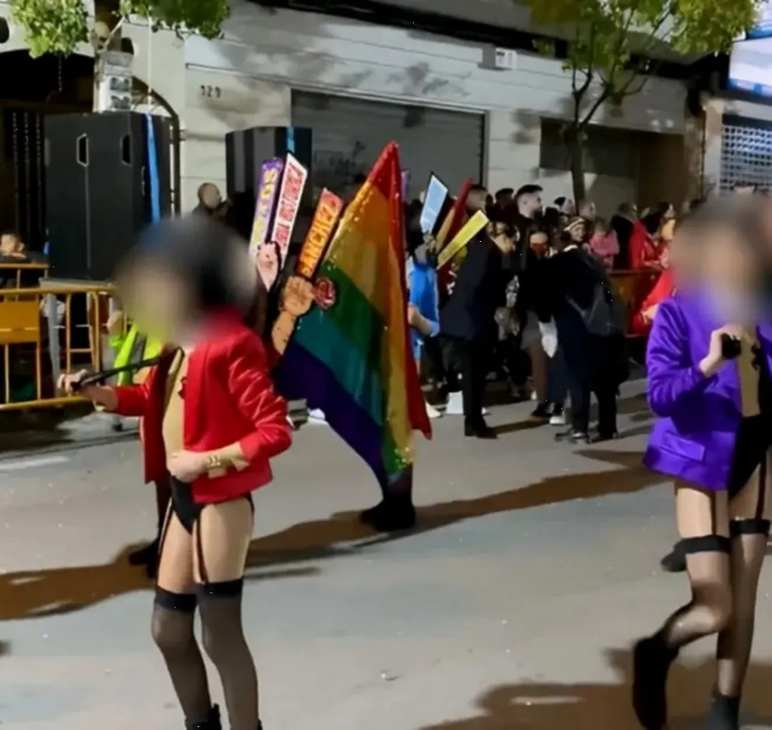 Escándalo en España, menores desfilan en ropa interior en el carnaval (Video)