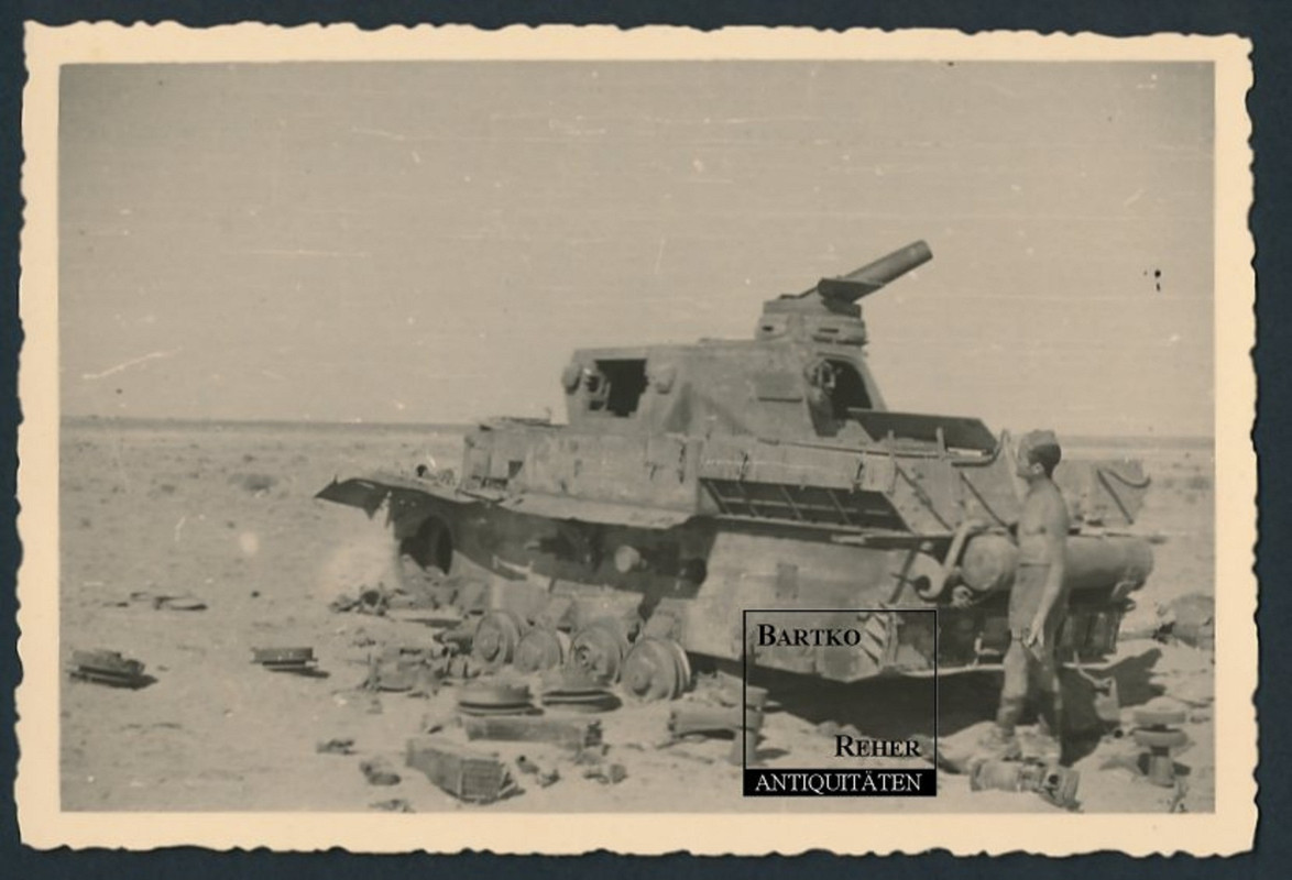 Foto 2.WK dt. Panzer-Schrott in d. Wüste DAK Afr