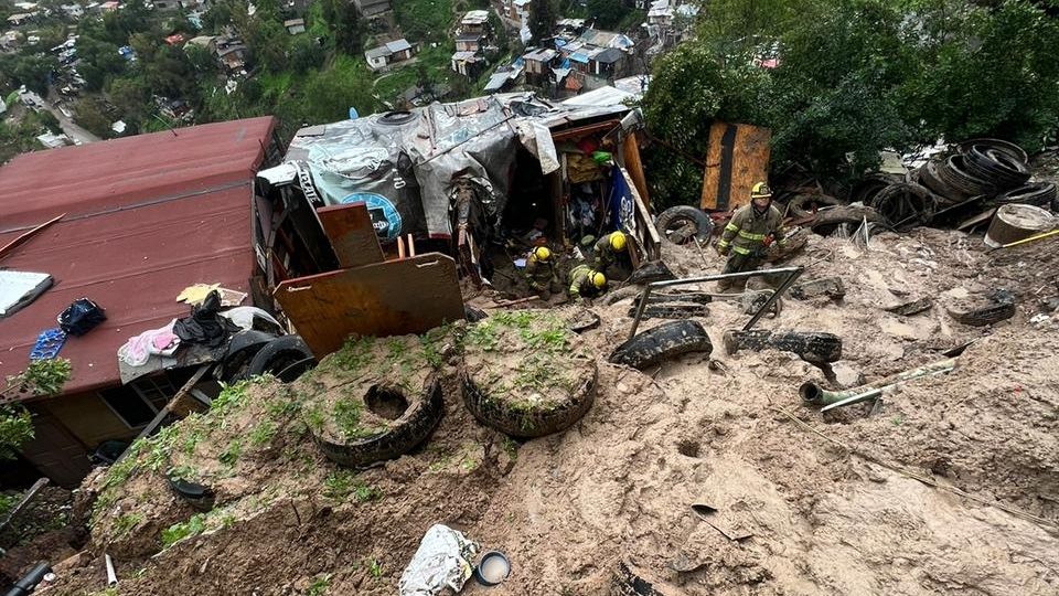 Alerta en el norte de México: Tormentas dejan 4 muertos; lluvias y bajas temperaturas seguirán hoyCuatro personas murieron en la ciudad de Tijuana, Baja California, donde el Frente Frío N° 24 provocó lluvias fuertes; estas condiciones seguirán hoy martes en el norte de México 