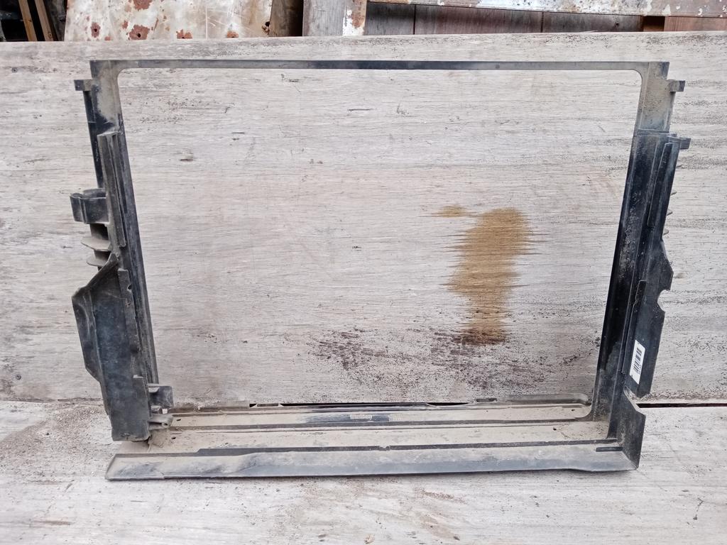 Верхняя рамка радиатора