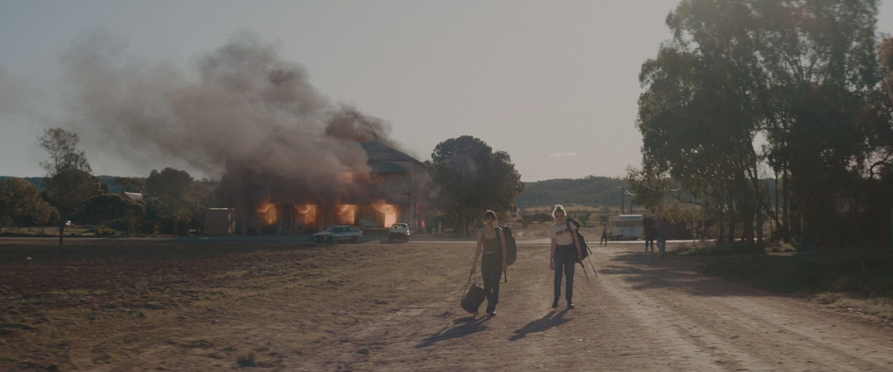 The Royal Hotel (2023) .mkv HD 720p E-AC3 iTA DTS AC3 ENG x264 - FHC.mkv_20240825_212925.464