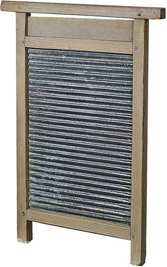 166147_zhenschina-stiraet-stiralnoi-doskoi