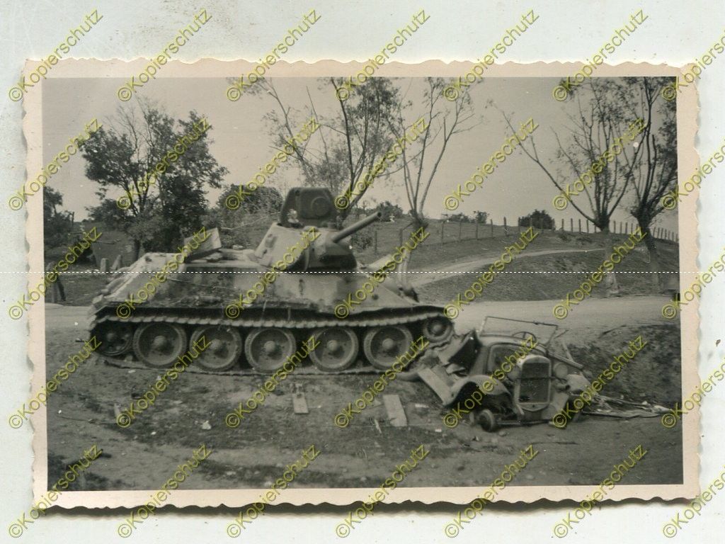 Foto, Wehrmacht, zerstörter Panzer T-34 bei Dubno, Russland